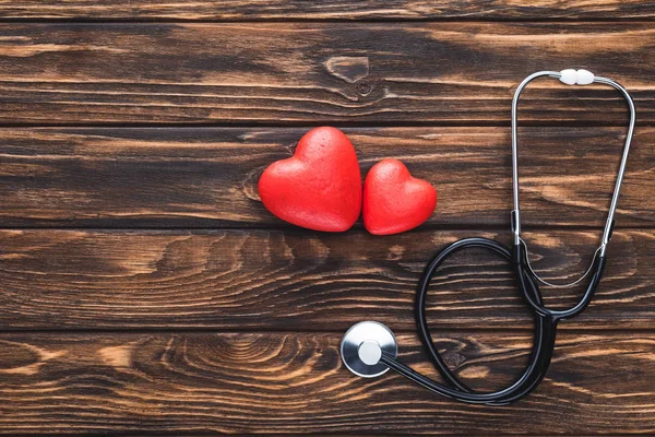 Top View Stethoscope Red Hearts Symbol Wooden Table Top — Stock Photo, Image