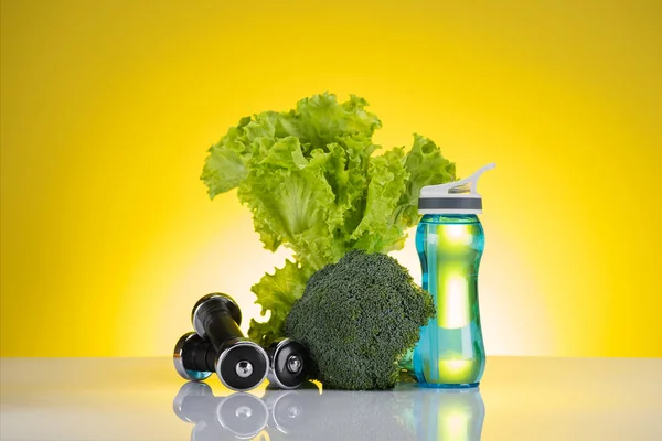 Свіжі Зелені Овочі Пляшка Води Гантелі Жовтому — стокове фото