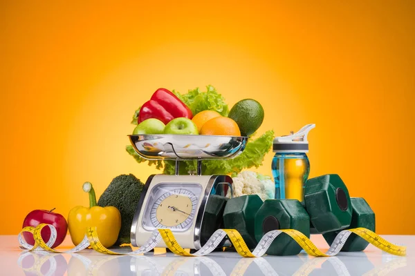 Frutas Legumes Frescos Escalas Garrafa Esportes Com Água Halteres Fita — Fotografia de Stock