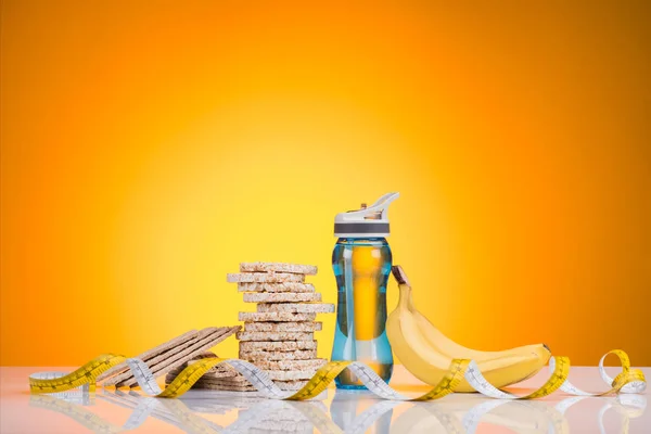 Närbild Sport Flaska Med Vatten Kost Cookies Måttband Och Banan — Stockfoto