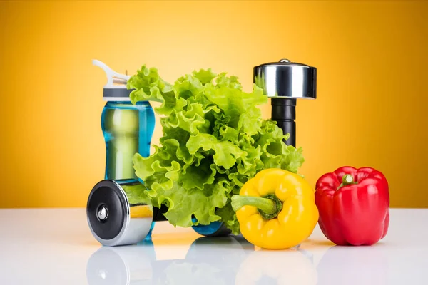 Nahaufnahme Von Hanteln Frischem Gemüse Und Einer Flasche Wasser Auf — Stockfoto