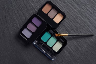 Karanlık arduvaz arka plan üzerinde fırça ile far paletleri