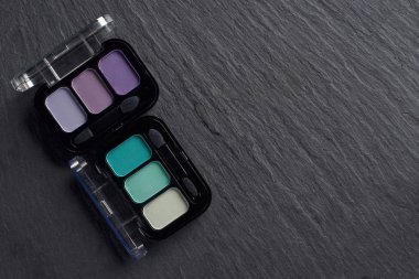 İki göz farı paletleri karanlık arduvaz arka plan ayarla