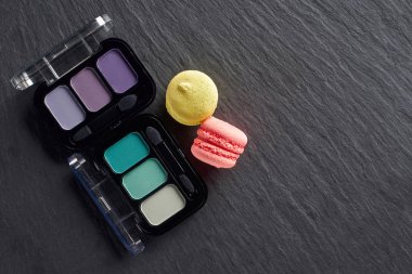 Göz gölgeler paletleri ile macarons karanlık arduvaz arka plan üzerinde