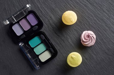 Göz gölgeler paletleri macarons ve karanlık arduvaz arka plan üzerinde beze