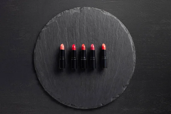 Row Lipsticks Pink Red Tones Slate Background — Stock Photo, Image