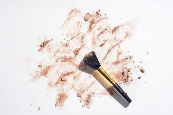 Scattered Powder Foundation Brush White Background — Stock Photo, Image