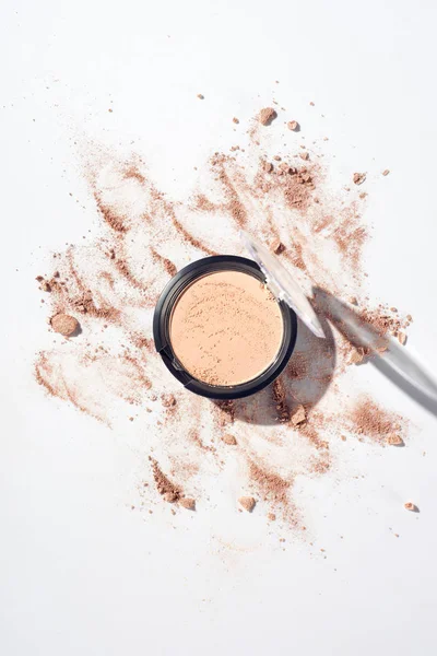 Plantilla Maquillaje Con Cara Polvo Sobre Fondo Blanco — Foto de stock gratis