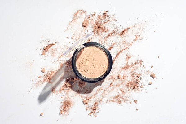 Сжатый порошок на белом фоне с пятнами основания
