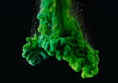 exploze světlé zelené abstraktní barvy na černém pozadí      