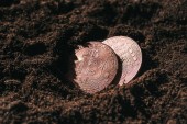 Nahaufnahme von Bronze-Bitcoins im Boden