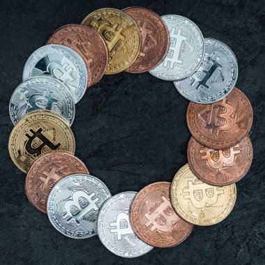 Daire içinde görücü usulü bitcoins üstten görünüm mermer masa üzerinde