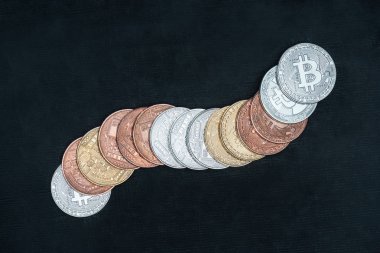 görücü usulü bitcoins üstten görünüm karanlık mermer masa üzerinde