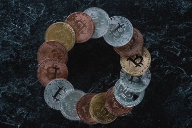 Daire içinde görücü usulü bitcoins üstten görünüm mermer masa üzerinde