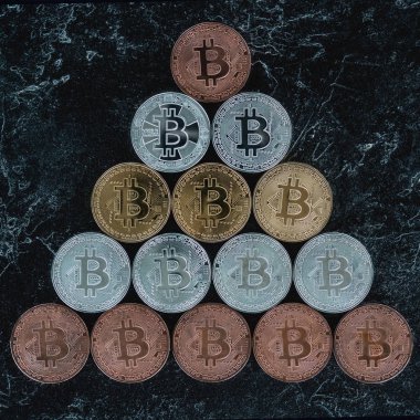 görücü usulü bitcoins üstten görünüm mermer masa üzerinde