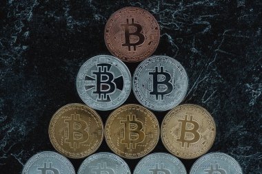 görücü usulü bitcoins üstten görünüm mermer masa üzerinde