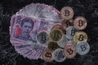 çeşitli bitcoins yığını üstten görünüm hryvnia Lirası mermer masa üstünde üzerinde