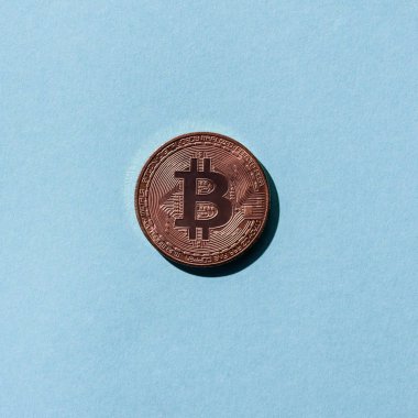Bronz bitcoin üstten görünüm mavi zemin üzerine
