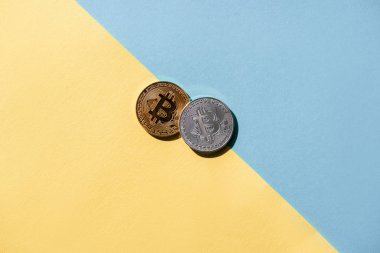 Düzenlenmiş gümüş ve altın bitcoins üstten görünüm renkli arka plan üzerinde