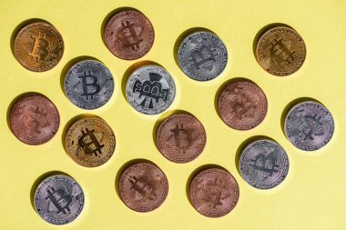 üst sarı masa üzerinde çeşitli bitcoins düzenlenmiş