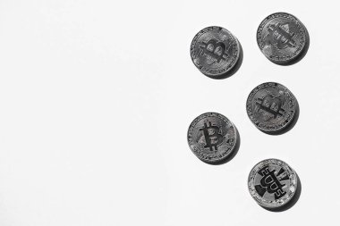 Düzenlenmiş gümüş bitcoins üstten görünüm beyaz zemin üzerinde