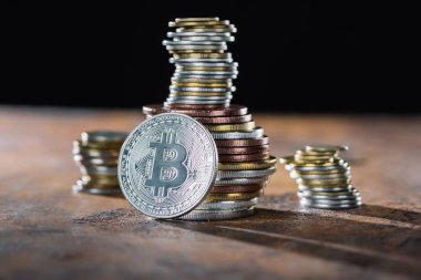 seçici odak gümüş bitcoin ve bitcoins yığınları