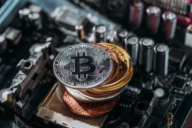 bilgisayar anakart üzerinde bitcoins yığın görünümü kadar kapatın