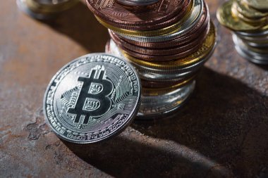 Gümüş bitcoin çeşitli bitcoins yığında eğilerek görünümünü kapat
