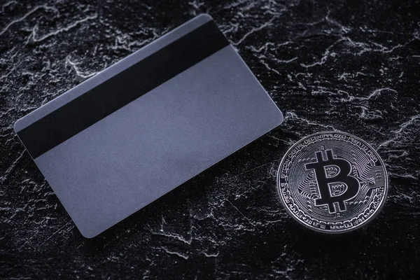 Bovenaanzicht Van Creditcard Zilveren Bitcoin Donkere Marmeren Tafelblad — Stockfoto