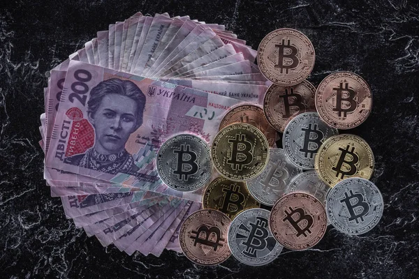 Vista Superior Pila Varios Bitcoins Billetes Hryvnia Mesa Mármol — Foto de Stock