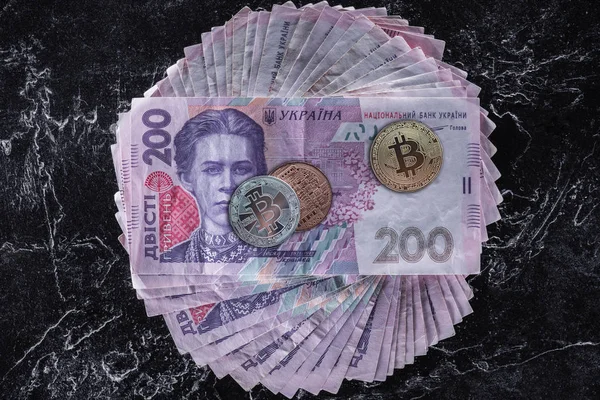Szemközti Nézet Különböző Bitcoins Hrivnya Bankjegyek Márvány Asztallapra — Stock Fotó