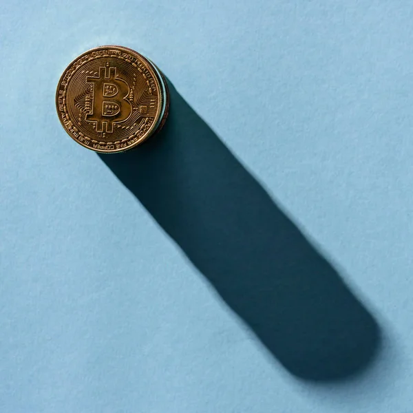 Ansicht Des Stapels Von Bitcoins Auf Blauem Hintergrund — Stockfoto