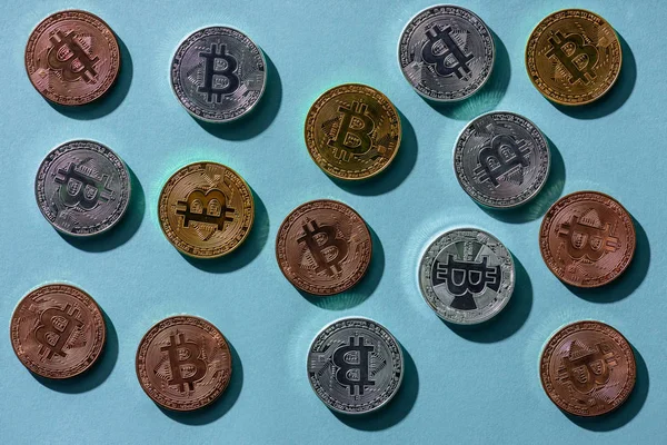 Vista Superior Varios Bitcoins Arreglados Mesa Azul — Foto de Stock