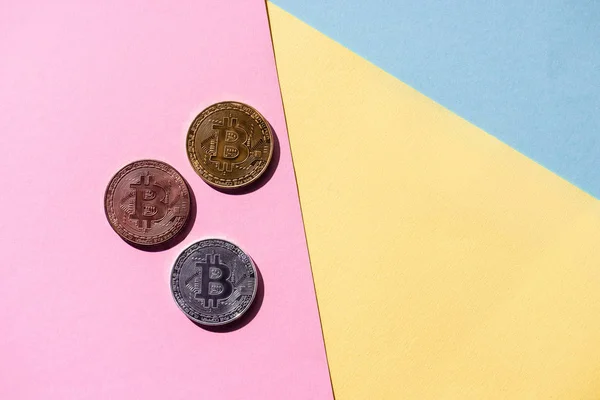 Üst Renkli Arka Plan Üzerinde Çeşitli Bitcoins Düzenlenmiş — Stok fotoğraf