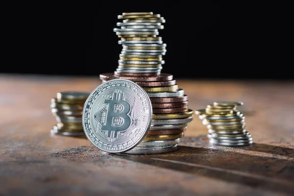 Selektiver Fokus Auf Silber Bitcoin Und Dahinter Stapelweise Bitcoins — Stockfoto