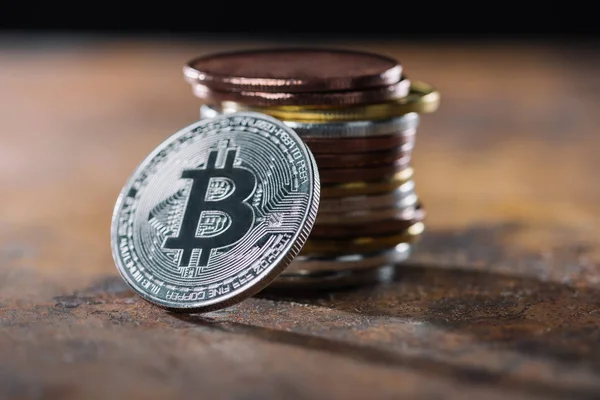 Selektiver Fokus Auf Silber Bitcoin Und Haufen Bitcoins Dahinter — Stockfoto
