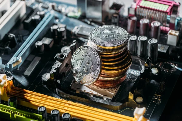 Vista Perto Pilha Bitcoins Placa Mãe Computador — Fotografia de Stock