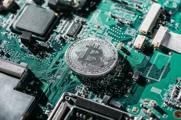 Nahaufnahme Von Silber Bitcoin Auf Computermotherboard — Stockfoto