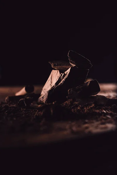 Προβολή Closeup Κομμάτια Σοκολάτας Μαύρο Φόντο — Φωτογραφία Αρχείου