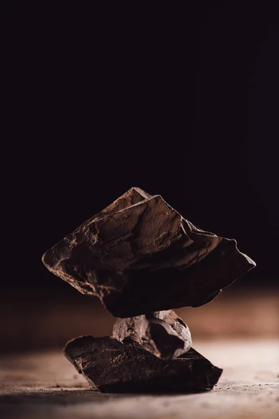 Κλείνω Πάνω Θέα Του Τοποθετημένα Κομμάτια Σοκολάτας Μαύρο Φόντο — Φωτογραφία Αρχείου