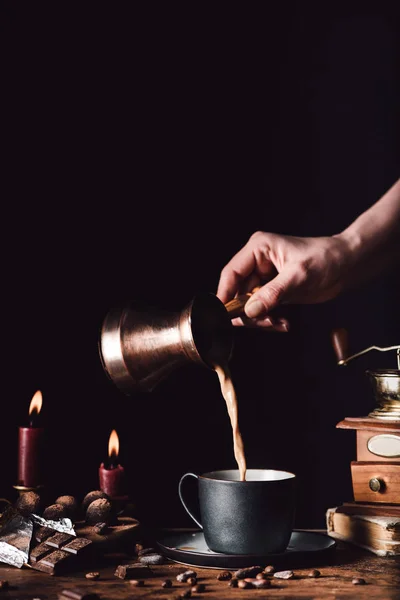 Bijgesneden Afbeelding Vrouw Gieten Koffie Uit Turk Beker Aan Tafel — Stockfoto