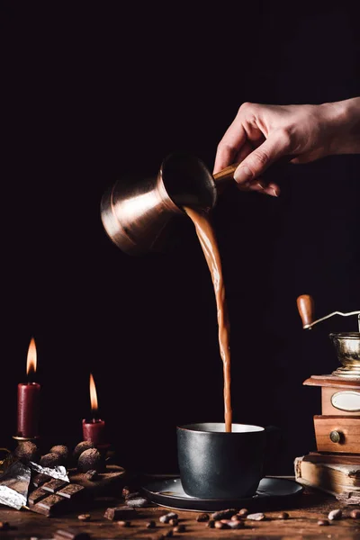 Immagine Parziale Della Donna Che Versa Caffè Dal Turco Alla — Foto Stock