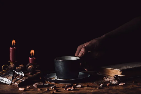 Teilansicht Einer Frau Mit Einer Tasse Kaffee Holztisch Mit Schokolade — Stockfoto