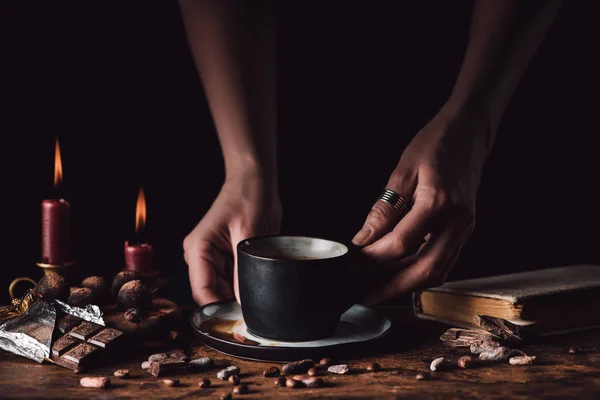 Schnappschuss Einer Frau Mit Einer Tasse Kaffee Holztisch Mit Schokolade — Stockfoto