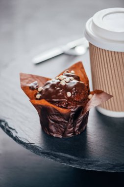 Kahve fincanı kayrak Yönetim Kurulu ile tatlı çikolata kek