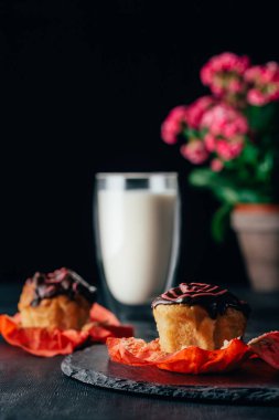 Sır ve koyu arka plan üzerinde süt ile lezzetli muffins