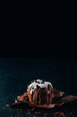 Tatlı çikolatalı muffin koyu arka plan üzerinde sır ile