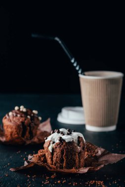 Kahve tablo ile tatlı çikolata muffins