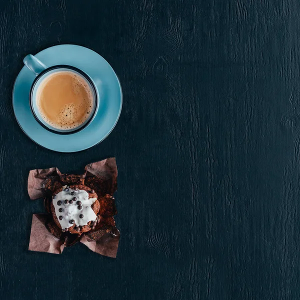 Söt Choklad Muffin Och Kopp Kaffe Trä Bakgrund — Stockfoto