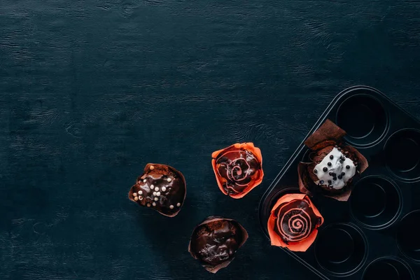 Bovenaanzicht Van Heerlijke Muffins Met Glazuur Bakselpan Houten Achtergrond — Stockfoto